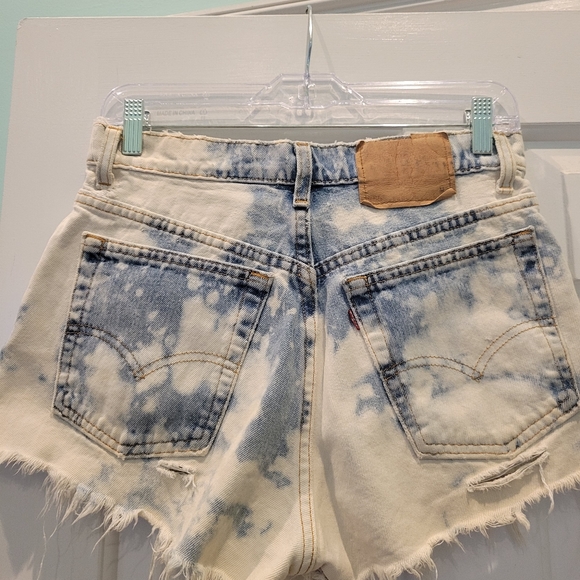 VINTAGE BLEACHED & DESTROYED LEVIS SHORTS - Picture 3 of 7